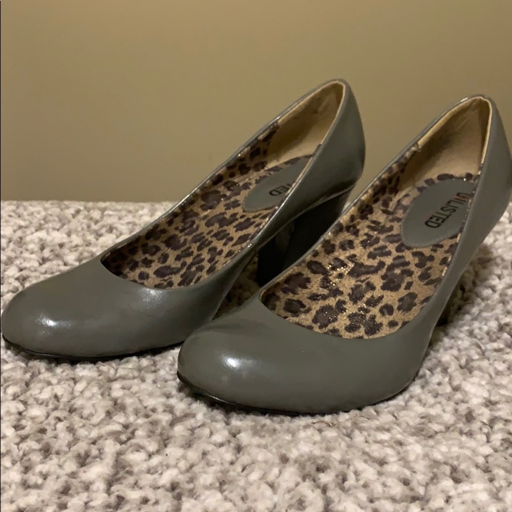 Gray pumps